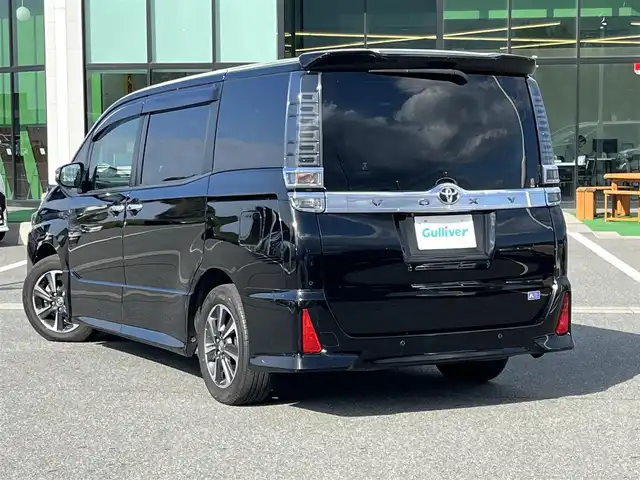 トヨタ ヴォクシー ZS 煌Ⅲ 奈良県 2020(令2)年 5.5万km ブラック 純正9インチナビ（NSZT-Y68T）/（フルセグ/BT/CD/DVD)/クルーズコントロール/バックカメラ/前後コーナーセンサー/プリクラッシュセーフティ/レーンキープアシスト/両側パワースライドドア/ハーフレザーシート/後席サンシェード/ETC2.0/前後ドライブレコーダー（DC-DR652）/純正16インチAW/取り扱い説明書/スペアキーX1
