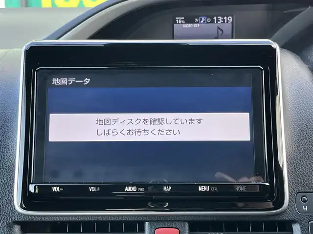 トヨタ ヴォクシー ZS 煌Ⅲ 奈良県 2020(令2)年 5.5万km ブラック 純正9インチナビ（NSZT-Y68T）/（フルセグ/BT/CD/DVD)/クルーズコントロール/バックカメラ/前後コーナーセンサー/プリクラッシュセーフティ/レーンキープアシスト/両側パワースライドドア/ハーフレザーシート/後席サンシェード/ETC2.0/前後ドライブレコーダー（DC-DR652）/純正16インチAW/取り扱い説明書/スペアキーX1