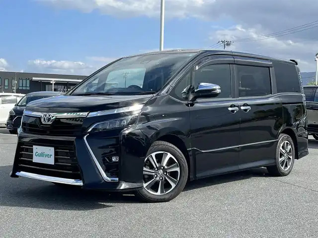 トヨタ ヴォクシー ZS 煌Ⅲ 奈良県 2020(令2)年 5.5万km ブラック 純正9インチナビ（NSZT-Y68T）/（フルセグ/BT/CD/DVD)/クルーズコントロール/バックカメラ/前後コーナーセンサー/プリクラッシュセーフティ/レーンキープアシスト/両側パワースライドドア/ハーフレザーシート/後席サンシェード/ETC2.0/前後ドライブレコーダー（DC-DR652）/純正16インチAW/取り扱い説明書/スペアキーX1