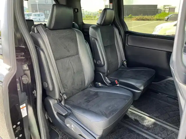 トヨタ ヴォクシー ZS 煌Ⅲ 奈良県 2020(令2)年 5.5万km ブラック 純正9インチナビ（NSZT-Y68T）/（フルセグ/BT/CD/DVD)/クルーズコントロール/バックカメラ/前後コーナーセンサー/プリクラッシュセーフティ/レーンキープアシスト/両側パワースライドドア/ハーフレザーシート/後席サンシェード/ETC2.0/前後ドライブレコーダー（DC-DR652）/純正16インチAW/取り扱い説明書/スペアキーX1