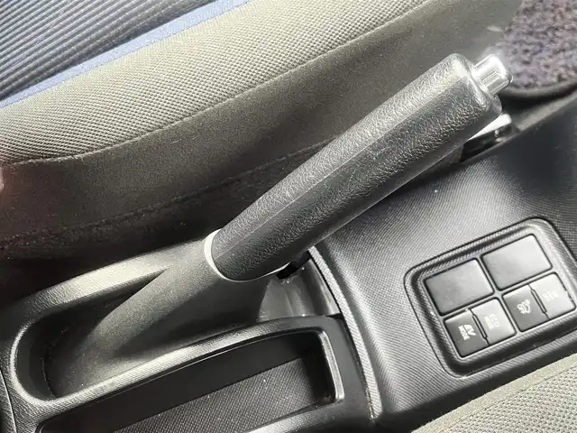 トヨタ アクア S 島根県 2018(平30)年 5.7万km コバルトブルーメタリック 純正SDナビ　/フルセグTV　/Ｂｌｕｅｔｏｏｔｈ接続　/バックカメラ　/ビルトインＥＴＣ　/衝突被害軽減システム　/アイドリングストップ　/横滑り防止装置　/純正フロアマット　/保証書　/取扱説明書　/スペアキー1本