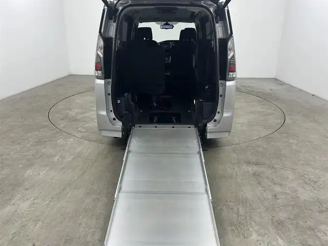 日産 セレナ e－パワー ハイウェイスター 千葉県 2018(平30)年 7.5万km ブリリアントシルバー 禁煙車/エマージェンシーブレーキ/・インテリジェントパーキングアシスト/・プロパイロット/・車線逸脱警報システム/両側パワースライドドア/純正9インチメモリナビ/・型番:MM518D-L/・CD/DVD/USB/Bluetooth/フルセグTV/・ビルトインETC/・アラウンドビューモニター/・インテリジェントルームミラー/フリップダウンモニター/革巻きステアリング/・ステアリングスイッチ/・ステアリングヒーター/電子パーキング/・ブレーキホールド/左右独立エアコン/純正フロアマット/純正15インチAW/オートライト/・LEDヘッドライト/・LEDフォグランプ