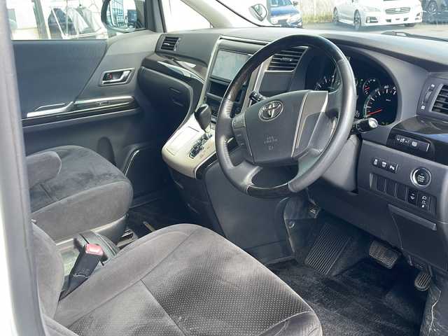 トヨタ ヴェルファイア 2．4Z プラチナセレⅡ ゴールド 道東・釧路十勝 2010(平22)年 12.2万km ホワイトパールクリスタルシャイン ・４WD/・寒冷地仕様/・純正ナビ（CD/DVD/TV/BT/SD/AM/FM）/・フルセグTV/・バックカメラ/・ETC/・両側パワースライドドア/・電動リアゲート/・純正フリップダウンモニター/・２列目オットマン/・前後コーナーセンサー/・横滑り防止装置/・フロントデアイサー/・プッシュスタート/・スマートキー×２/・社外エンジンスターター/・本革巻きステアリング/・木目調パネル/・電動格納ウィンカーミラー/・純正フロアマット/・ドアバイザー/・社外１６インチAW/・HIDヘッドライト/・フロントフォグランプ