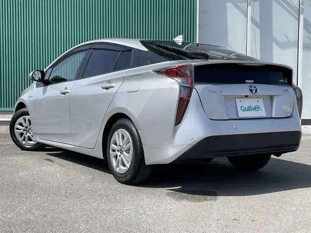 トヨタ プリウス Sセーフティプラス 福岡県 2018(平30)年 8.3万km シルバーM トヨタセーフティセンス/純正HDDナビ/（CD/DVD/SD/BT/USB）/フルセグTV/バックカメラ/ETC/ステアリングスイッチ/純正フロアマット/純正アルミホイール/ドアバイザー/コーナーセンサー/プッシュスタート/スマーキー/保証書