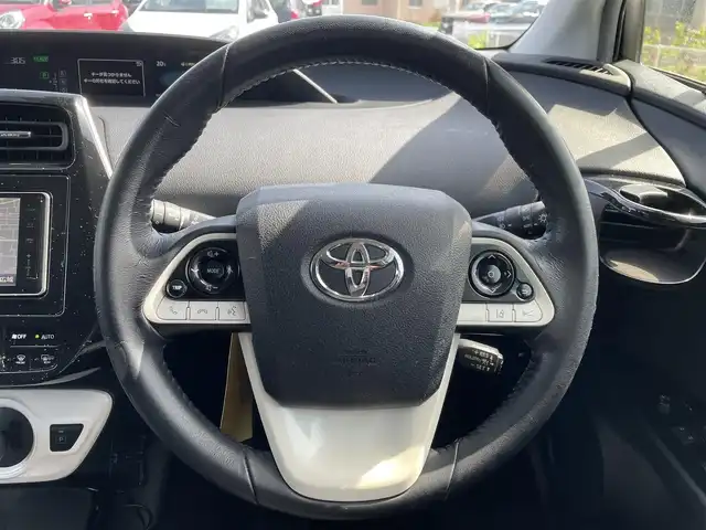トヨタ プリウス Sセーフティプラス 福岡県 2018(平30)年 8.3万km シルバーM トヨタセーフティセンス/純正HDDナビ/（CD/DVD/SD/BT/USB）/フルセグTV/バックカメラ/ETC/ステアリングスイッチ/純正フロアマット/純正アルミホイール/ドアバイザー/コーナーセンサー/プッシュスタート/スマーキー/保証書