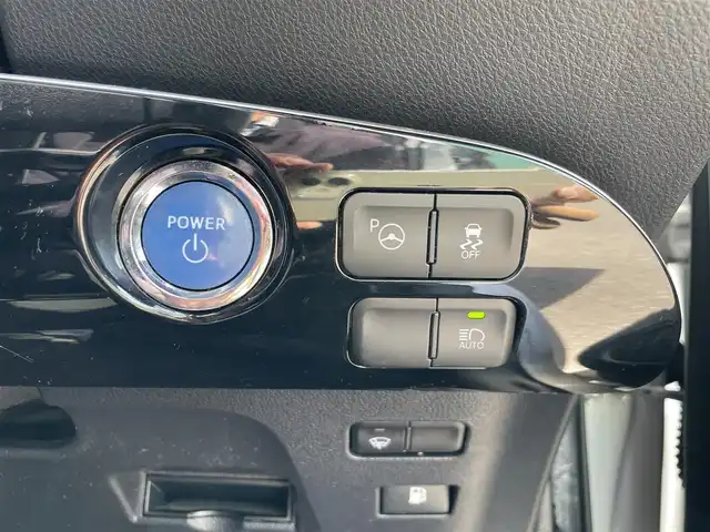 トヨタ プリウス Sセーフティプラス 福岡県 2018(平30)年 8.3万km シルバーM トヨタセーフティセンス/純正HDDナビ/（CD/DVD/SD/BT/USB）/フルセグTV/バックカメラ/ETC/ステアリングスイッチ/純正フロアマット/純正アルミホイール/ドアバイザー/コーナーセンサー/プッシュスタート/スマーキー/保証書