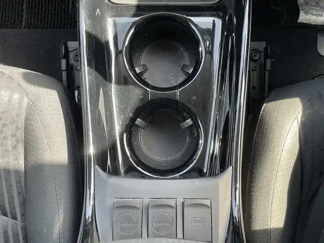 トヨタ プリウス Sセーフティプラス 福岡県 2018(平30)年 8.3万km シルバーM トヨタセーフティセンス/純正HDDナビ/（CD/DVD/SD/BT/USB）/フルセグTV/バックカメラ/ETC/ステアリングスイッチ/純正フロアマット/純正アルミホイール/ドアバイザー/コーナーセンサー/プッシュスタート/スマーキー/保証書