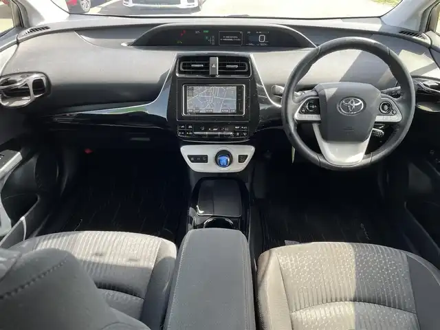 トヨタ プリウス Sセーフティプラス 福岡県 2018(平30)年 8.3万km シルバーM トヨタセーフティセンス/純正HDDナビ/（CD/DVD/SD/BT/USB）/フルセグTV/バックカメラ/ETC/ステアリングスイッチ/純正フロアマット/純正アルミホイール/ドアバイザー/コーナーセンサー/プッシュスタート/スマーキー/保証書