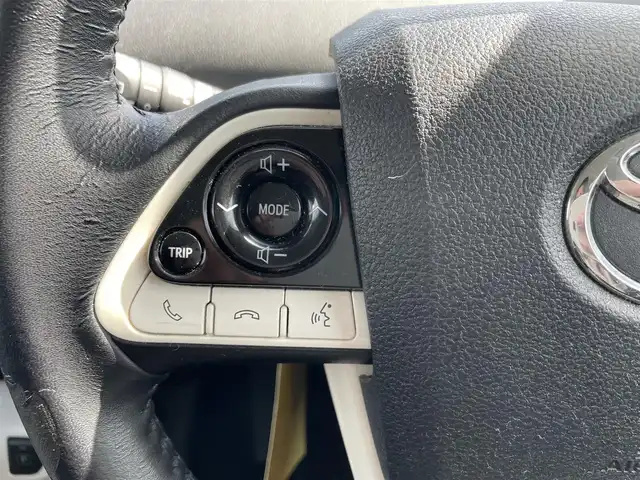トヨタ プリウス Sセーフティプラス 福岡県 2018(平30)年 8.3万km シルバーM トヨタセーフティセンス/純正HDDナビ/（CD/DVD/SD/BT/USB）/フルセグTV/バックカメラ/ETC/ステアリングスイッチ/純正フロアマット/純正アルミホイール/ドアバイザー/コーナーセンサー/プッシュスタート/スマーキー/保証書