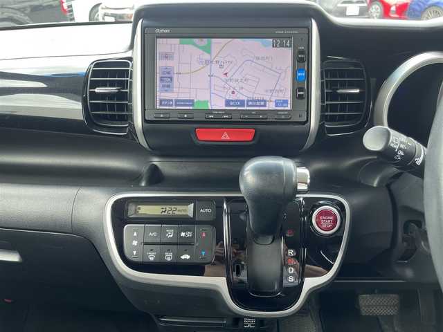 ホンダ Ｎ ＢＯＸ カスタム G ターボパッケージ 三重県 2013(平25)年 10.8万km プレミアムホワイトパール 純正ナビ(Bluetooth/SD/CD/DVD/USB/地デジTV/FM/AM)/バックカメラ/ETC/ドライブレコーダー(前後)/ターボ/クルーズコントロール/両側パワースライドドア/HIDヘッドランプ/LEDイルミネーションランプ/フロントフォグランプ/純正フロアマット/ドアバイザー/電動格納ドアミラー/革巻きステアリングホイール/プッシュスタート/スマートキーシステム/スペアキー