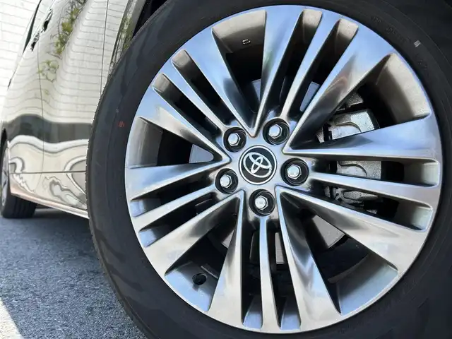 トヨタ アルファード Z 滋賀県 2024(令6)年 1.5万km ブラック ガソリン/2WD(FF)/CVT/左右独立ムーンルーフ/両側パワースライドドア/１４インチ純正コネクティッドナビ/(FM/AM/USB/HDMI/フルセグ/Bluetooth)/ETC2.0/前後ドライブレコーダー/パノラミックビューモニター/バックカメラ/ＴＶキャンセラー/後席用サイドサンシェード/ＴｏｙｏｔａＳａｆｅｔｙＳｅｎｓｅ/・踏み間違い防止アシスト	/・ブレーキアシスト	/・プリクラッシュブレーキアシスト	/・プロアクティブドライビングアシスト/・ブラインドスポットモニター/・安心降車アシスト/・レーンキープアシスト	/・レーダークルーズコントロール/・標識検知機能	/全席シートヒーター/全席シートベンチレーション/ワイヤレス充電/電動格納ミラー/電動リアゲート/電動パーキング/ブレーキホールド/革巻きステアリング/ステアリングスイッチ/ステアリングヒーター/オートライト/LEDヘッドライト/フロントフォグ/リアフォグ/オートマチックハイビーム/フルオートエアコン/プッシュスタート/スマートキー/スペアキー/社外フロアマット/ヘッドアップディスプレイ