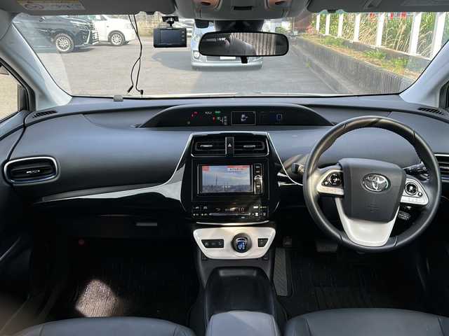 トヨタ プリウス S ツーリングセレクション 茨城県 2018(平30)年 3.2万km ホワイトパールクリスタルシャイン ワンオーナー/純正ナビゲーション/CD/DVD/Bluetooth/フルセグTV/バックカメラ/トヨタセーフティセンス/・プリクラッシュセーフティ/・レーンキープアシスト/・レーダークルーズコントロール/・オートマチックハイビーム/ビルトインETC2.0/前後ドライブレコーダー/プッシュスタート/スマートキー×２/レザーシート/前席シートヒーター/純正17インチAW/オートライト/LEDヘッドライト/保証書