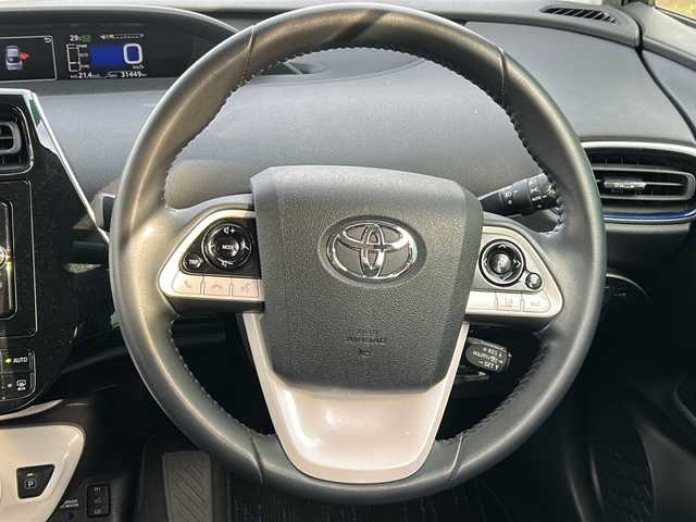 トヨタ プリウス S ツーリングセレクション 茨城県 2018(平30)年 3.2万km ホワイトパールクリスタルシャイン ワンオーナー/純正ナビゲーション/CD/DVD/Bluetooth/フルセグTV/バックカメラ/トヨタセーフティセンス/・プリクラッシュセーフティ/・レーンキープアシスト/・レーダークルーズコントロール/・オートマチックハイビーム/ビルトインETC2.0/前後ドライブレコーダー/プッシュスタート/スマートキー×２/レザーシート/前席シートヒーター/純正17インチAW/オートライト/LEDヘッドライト/保証書