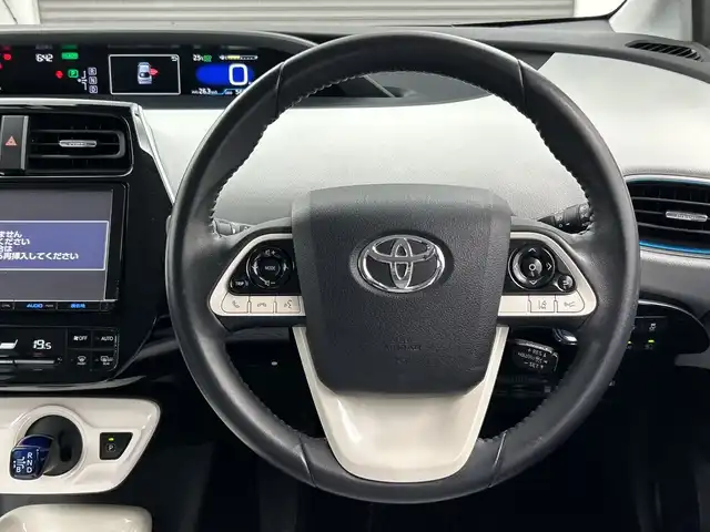 トヨタ プリウス A 三重県 2017(平29)年 5.7万km スティールブロンドM トヨタセーフティセンス/・プリクラッシュセーフティ/・レーンディパーチャーアラート/・オートマチックハイビーム/・レーダークルーズコントロール/コーナーセンサー/HUD/パーキングアシスト/自動防舷ミラー/純正９インチナビ（DSZT-YC4T）/・フルセグTV/Bluetooth/CD/DVD・SD音楽録音/バックカメラ/革巻きステアリング/ステアリングリモコン/オートライト/LEDヘッドライト/フォグランプ/純正ドライブレコーダー（DRT-H66A）/スペアタイヤ/ドアバイザー/純正15インチアルミホイール/W+サイド+カーテンエアバック