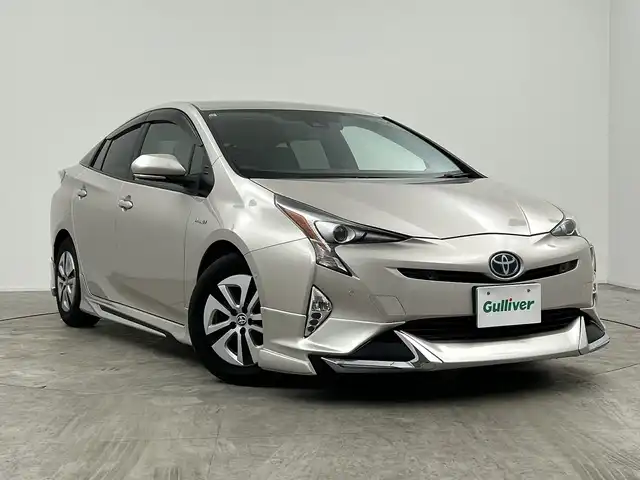 トヨタ プリウス A 三重県 2017(平29)年 5.7万km スティールブロンドM トヨタセーフティセンス/・プリクラッシュセーフティ/・レーンディパーチャーアラート/・オートマチックハイビーム/・レーダークルーズコントロール/コーナーセンサー/HUD/パーキングアシスト/自動防舷ミラー/純正９インチナビ（DSZT-YC4T）/・フルセグTV/Bluetooth/CD/DVD・SD音楽録音/バックカメラ/革巻きステアリング/ステアリングリモコン/オートライト/LEDヘッドライト/フォグランプ/純正ドライブレコーダー（DRT-H66A）/スペアタイヤ/ドアバイザー/純正15インチアルミホイール/W+サイド+カーテンエアバック