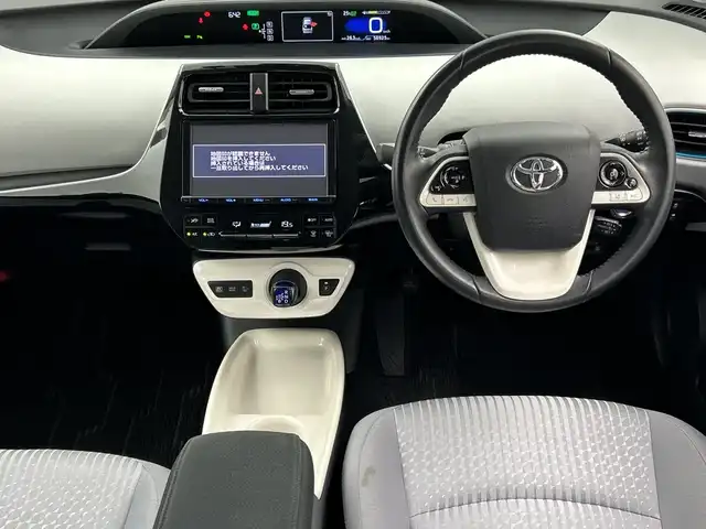 トヨタ プリウス A 三重県 2017(平29)年 5.7万km スティールブロンドM トヨタセーフティセンス/・プリクラッシュセーフティ/・レーンディパーチャーアラート/・オートマチックハイビーム/・レーダークルーズコントロール/コーナーセンサー/HUD/パーキングアシスト/自動防舷ミラー/純正９インチナビ（DSZT-YC4T）/・フルセグTV/Bluetooth/CD/DVD・SD音楽録音/バックカメラ/革巻きステアリング/ステアリングリモコン/オートライト/LEDヘッドライト/フォグランプ/純正ドライブレコーダー（DRT-H66A）/スペアタイヤ/ドアバイザー/純正15インチアルミホイール/W+サイド+カーテンエアバック