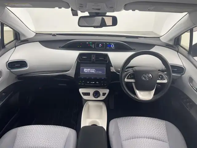 トヨタ プリウス A 三重県 2017(平29)年 5.7万km スティールブロンドM トヨタセーフティセンス/・プリクラッシュセーフティ/・レーンディパーチャーアラート/・オートマチックハイビーム/・レーダークルーズコントロール/コーナーセンサー/HUD/パーキングアシスト/自動防舷ミラー/純正９インチナビ（DSZT-YC4T）/・フルセグTV/Bluetooth/CD/DVD・SD音楽録音/バックカメラ/革巻きステアリング/ステアリングリモコン/オートライト/LEDヘッドライト/フォグランプ/純正ドライブレコーダー（DRT-H66A）/スペアタイヤ/ドアバイザー/純正15インチアルミホイール/W+サイド+カーテンエアバック