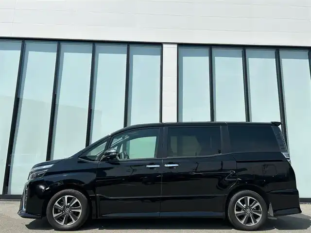 トヨタ ヴォクシー ZS 煌Ⅱ 大阪府 2019(令1)年 6.3万km ブラック 純正９インチナビ/   フルセグTV/CD/DVD/Bluetooth/USB/バックモニター/社外エアロ（サイド）/衝突軽減ブレーキ/横滑り防止装置/コーナーセンサー/両側パワースライドドア/クルーズコントロール/レーンキープアシスト/アイドリングストップ/前後ドライブレコーダー/オートマチックハイビーム/純正16インチアルミホイール/純正フロアマット/プッシュスタート/スマートキー/ＥＴＣ/ＬＥＤ