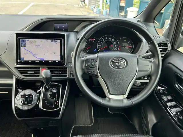 トヨタ ヴォクシー ZS 煌Ⅱ 大阪府 2019(令1)年 6.3万km ブラック 純正９インチナビ/   フルセグTV/CD/DVD/Bluetooth/USB/バックモニター/社外エアロ（サイド）/衝突軽減ブレーキ/横滑り防止装置/コーナーセンサー/両側パワースライドドア/クルーズコントロール/レーンキープアシスト/アイドリングストップ/前後ドライブレコーダー/オートマチックハイビーム/純正16インチアルミホイール/純正フロアマット/プッシュスタート/スマートキー/ＥＴＣ/ＬＥＤ