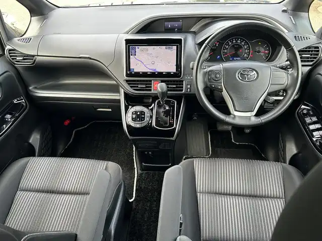 トヨタ ヴォクシー ZS 煌Ⅱ 大阪府 2019(令1)年 6.3万km ブラック 純正９インチナビ/   フルセグTV/CD/DVD/Bluetooth/USB/バックモニター/社外エアロ（サイド）/衝突軽減ブレーキ/横滑り防止装置/コーナーセンサー/両側パワースライドドア/クルーズコントロール/レーンキープアシスト/アイドリングストップ/前後ドライブレコーダー/オートマチックハイビーム/純正16インチアルミホイール/純正フロアマット/プッシュスタート/スマートキー/ＥＴＣ/ＬＥＤ