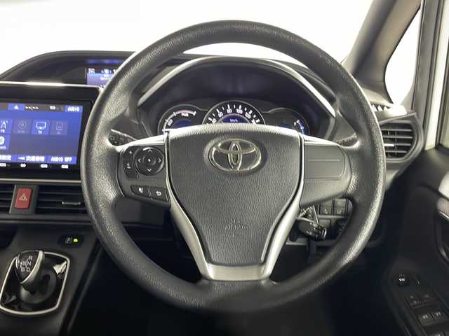 トヨタ ヴォクシー ハイブリッド X 沖縄県 2019(平31)年 6.1万km ホワイトパールクリスタルシャイン 禁煙車/県外仕入れ/９インチ純正ナビ/【CD/DVD/フルセグTV/BT】/バックカメラ/ETC/後席フリップダウンモニター/スマートキー/プッシュスタート/クルーズコントロール/前後ドライブレコーダー/ステアリングリモコン/両側パワースライドドア/衝突被害軽減システム/LEDヘッドライト/オートライト/スマートキー/スペアキー