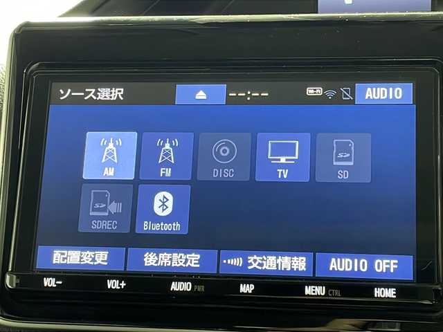 トヨタ ヴォクシー ハイブリッド X 沖縄県 2019(平31)年 6.1万km ホワイトパールクリスタルシャイン 禁煙車/県外仕入れ/９インチ純正ナビ/【CD/DVD/フルセグTV/BT】/バックカメラ/ETC/後席フリップダウンモニター/スマートキー/プッシュスタート/クルーズコントロール/前後ドライブレコーダー/ステアリングリモコン/両側パワースライドドア/衝突被害軽減システム/LEDヘッドライト/オートライト/スマートキー/スペアキー