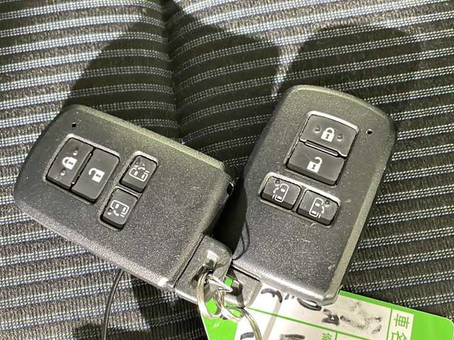 トヨタ ヴォクシー ハイブリッド X 沖縄県 2019(平31)年 6.1万km ホワイトパールクリスタルシャイン 禁煙車/県外仕入れ/９インチ純正ナビ/【CD/DVD/フルセグTV/BT】/バックカメラ/ETC/後席フリップダウンモニター/スマートキー/プッシュスタート/クルーズコントロール/前後ドライブレコーダー/ステアリングリモコン/両側パワースライドドア/衝突被害軽減システム/LEDヘッドライト/オートライト/スマートキー/スペアキー