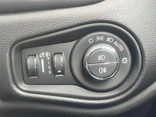 クライスラー・ジープ ジープ レネゲード リミテッド 4xe 島根県 2020(令2)年 5.3万km 黒 4WD/純正ナビ　/(ワンセグＴＶ/Ｂｌｕｅｔｏｏｔｈ接続)　/レザーシート/ビルトインＥＴＣ2.0　/バックカメラ　/前席パワーシート/シートヒーター/ステアリングヒーター　/電動パーキングブレーキ　/アダプティブクルーズコントロール　/リアコーナーセンサー/レーンアシスト/衝突軽減ブレーキ/横滑り防止装置/アイドリングストップ/純正LEDヘッドライト/純正アルミホイール/フロアマット