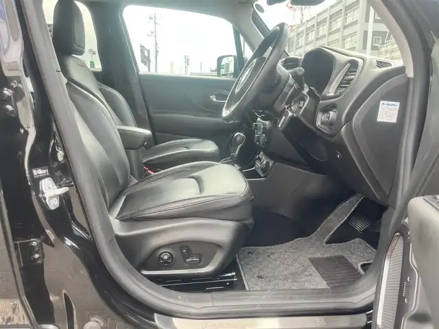 クライスラー・ジープ ジープ レネゲード リミテッド 4xe 島根県 2020(令2)年 5.3万km 黒 4WD/純正ナビ　/(ワンセグＴＶ/Ｂｌｕｅｔｏｏｔｈ接続)　/レザーシート/ビルトインＥＴＣ2.0　/バックカメラ　/前席パワーシート/シートヒーター/ステアリングヒーター　/電動パーキングブレーキ　/アダプティブクルーズコントロール　/リアコーナーセンサー/レーンアシスト/衝突軽減ブレーキ/横滑り防止装置/アイドリングストップ/純正LEDヘッドライト/純正アルミホイール/フロアマット