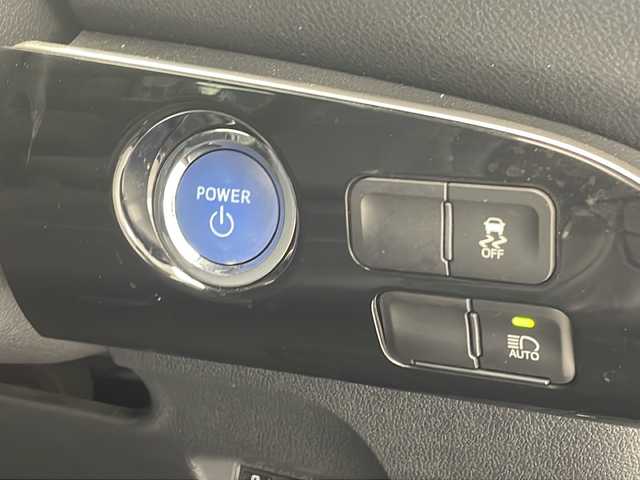 トヨタ プリウス Sツーリングセレクション 沖縄県 2019(平31)年 7.5万km ホワイトパールクリスタルシャイン 純正ナビゲーション（ＫＳＺＴ－Ｙ６８Ｔ）/フルセグテレビ/DVD/CD/ＥＴＣ/Ｂｌｕｅｔｏｏｔｈ/ドライブレコーダー（前後）/クルーズコントロール/ステアリングスイッチ/スペアキー/レザーシート/シートヒーター/バックモニター/LEDヘッドライト/電動格納ミラー