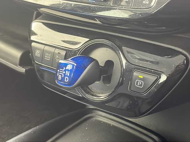 トヨタ プリウス Sツーリングセレクション 沖縄県 2019(平31)年 7.5万km ホワイトパールクリスタルシャイン 純正ナビゲーション（ＫＳＺＴ－Ｙ６８Ｔ）/フルセグテレビ/DVD/CD/ＥＴＣ/Ｂｌｕｅｔｏｏｔｈ/ドライブレコーダー（前後）/クルーズコントロール/ステアリングスイッチ/スペアキー/レザーシート/シートヒーター/バックモニター/LEDヘッドライト/電動格納ミラー