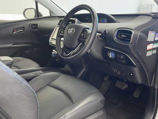 トヨタ プリウス Sツーリングセレクション 沖縄県 2019(平31)年 7.5万km ホワイトパールクリスタルシャイン 純正ナビゲーション（ＫＳＺＴ－Ｙ６８Ｔ）/フルセグテレビ/DVD/CD/ＥＴＣ/Ｂｌｕｅｔｏｏｔｈ/ドライブレコーダー（前後）/クルーズコントロール/ステアリングスイッチ/スペアキー/レザーシート/シートヒーター/バックモニター/LEDヘッドライト/電動格納ミラー