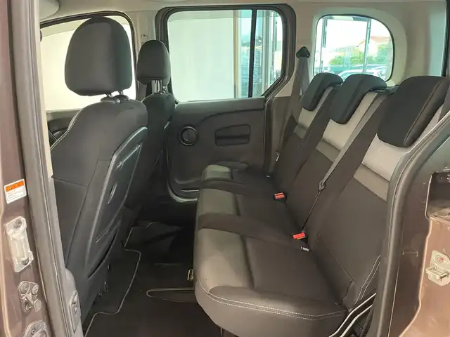 ルノー カングー ゼン 愛知県 2017(平29)年 4.1万km マロンショコラM 純正オーディオ　/Ｂｌｕｅｔｏｏｔｈ　/ＣＤ　/ＭＰ３　/ＦＭ／ＡＭ　/社外コーナーセンサー　/クルーズコントロール/ＥＴＣ　/オートエアコン　/パワーウィンドウ