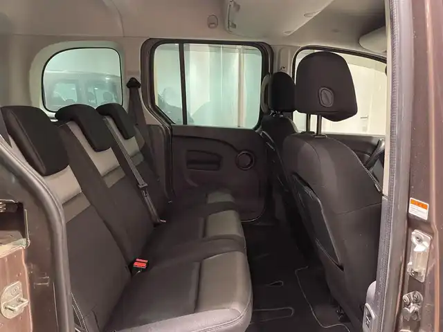 ルノー カングー ゼン 愛知県 2017(平29)年 4.1万km マロンショコラM 純正オーディオ　/Ｂｌｕｅｔｏｏｔｈ　/ＣＤ　/ＭＰ３　/ＦＭ／ＡＭ　/社外コーナーセンサー　/クルーズコントロール/ＥＴＣ　/オートエアコン　/パワーウィンドウ
