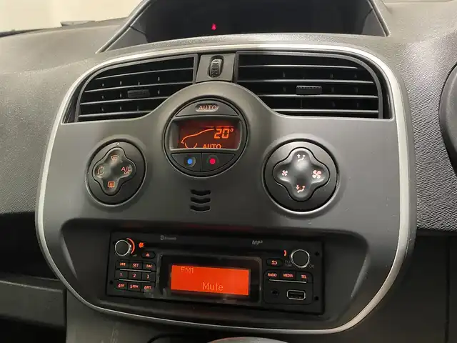ルノー カングー ゼン 愛知県 2017(平29)年 4.1万km マロンショコラM 純正オーディオ　/Ｂｌｕｅｔｏｏｔｈ　/ＣＤ　/ＭＰ３　/ＦＭ／ＡＭ　/社外コーナーセンサー　/クルーズコントロール/ＥＴＣ　/オートエアコン　/パワーウィンドウ