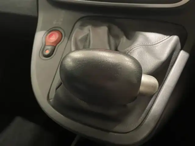 ルノー カングー ゼン 愛知県 2017(平29)年 4.1万km マロンショコラM 純正オーディオ　/Ｂｌｕｅｔｏｏｔｈ　/ＣＤ　/ＭＰ３　/ＦＭ／ＡＭ　/社外コーナーセンサー　/クルーズコントロール/ＥＴＣ　/オートエアコン　/パワーウィンドウ