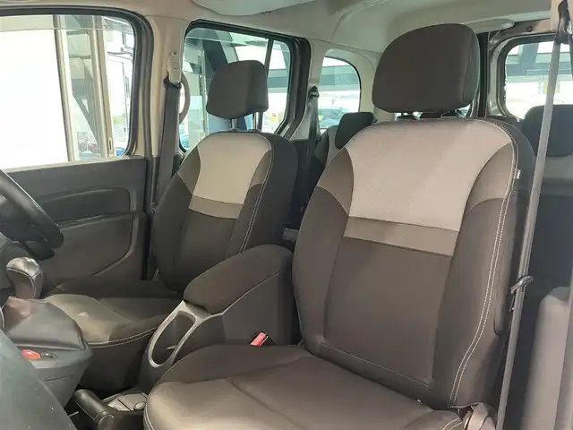 ルノー カングー ゼン 愛知県 2017(平29)年 4.1万km マロンショコラM 純正オーディオ　/Ｂｌｕｅｔｏｏｔｈ　/ＣＤ　/ＭＰ３　/ＦＭ／ＡＭ　/社外コーナーセンサー　/クルーズコントロール/ＥＴＣ　/オートエアコン　/パワーウィンドウ