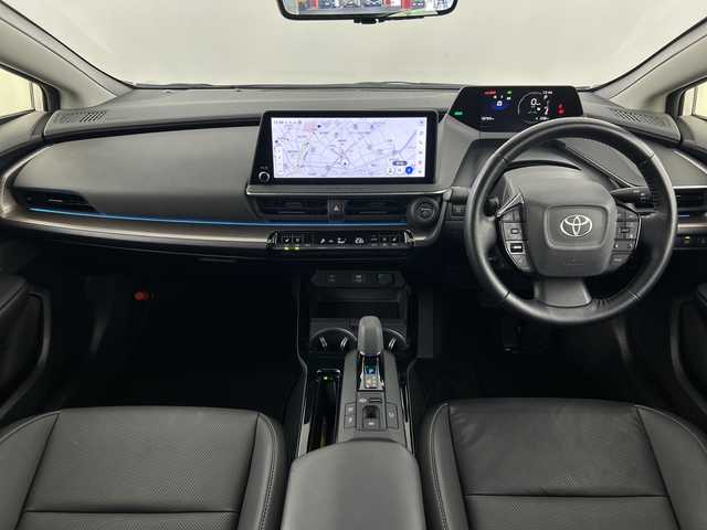 トヨタ プリウス Z 愛知県 2023(令5)年 1.9万km プラチナホワイトパールマイカ メーカーオプション/GRフロントスポイラー/パノラマサンルーフ/デジタルインナーミラー/純正ドライブレコーダー/装備/12.3インチディスプレイオーディオプラス/(ナビ/フルセグTV/Bluetooth)/パノラミックビューモニター/ブラインドスポットモニター/セーフティセンス/・レーダークルーズコントロール/・プリクラッシュセーフティ/・車線逸脱警報/トヨタチームメイト（アドバンスドパーク）/純正5本スポーク18インチアルミホイール/自動防眩ミラー/ステアリングヒーター/ナノイーX/合皮スポーティシート/運転席パワーシート/前席シートヒーター/前席シートベンチレーション/パワーバックドア/ワイヤレス充電/ビルトインETC2.0/アクセサリーコンセント