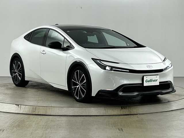 トヨタ プリウス Z 愛知県 2023(令5)年 1.9万km プラチナホワイトパールマイカ メーカーオプション/GRフロントスポイラー/パノラマサンルーフ/デジタルインナーミラー/純正ドライブレコーダー/装備/12.3インチディスプレイオーディオプラス/(ナビ/フルセグTV/Bluetooth)/パノラミックビューモニター/ブラインドスポットモニター/セーフティセンス/・レーダークルーズコントロール/・プリクラッシュセーフティ/・車線逸脱警報/トヨタチームメイト（アドバンスドパーク）/純正5本スポーク18インチアルミホイール/自動防眩ミラー/ステアリングヒーター/ナノイーX/合皮スポーティシート/運転席パワーシート/前席シートヒーター/前席シートベンチレーション/パワーバックドア/ワイヤレス充電/ビルトインETC2.0/アクセサリーコンセント
