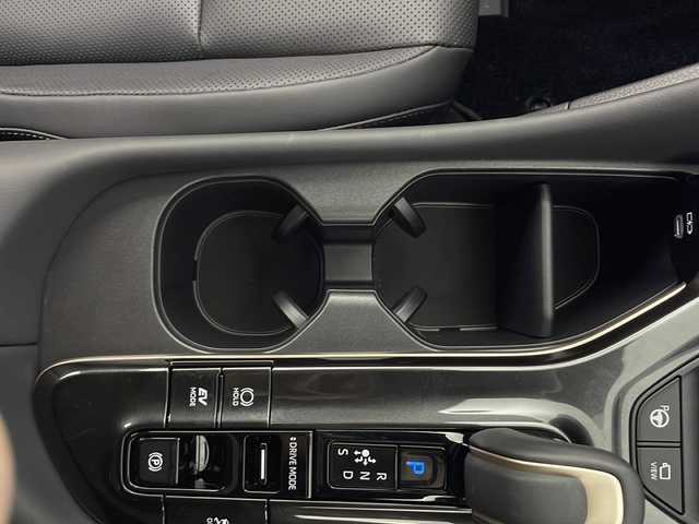 トヨタ クラウン エステート Z 秋田県 2025(令7)年 0.1万km ブラック 純正12.3インチナビ　/パノラマガラスルーフ　/パノラミックビューモニター/黒本革シート/衝突軽減ブレーキ　/レーダークルーズコントロール/パドルシフト/ヘッドアップディスプレイ/ブラインドスポットモニター/横滑り防止装置/レーンキープアシスト/クリアランスソナー/パーキングサポートブレーキ/後方車両接近告知/リヤクロストラフィックアラート/リアカメラディテクション/安心降車アシスト/発進遅れ告知/アドバンスパーク＆ドライブ/モデリスタエアロ/サイドガーニッシュ/ドアハンドルプロテクター/置くだけ充電　/ＬＥＤヘッドライト/オートマチックハイビーム/前席エアーシート　/前席シートヒーター/ステアリングヒーター/前席パワーシート（メモリ付き）/パワーバックドア　/デジタルインナーミラー/前席パワーシート/100V充電/電動パーキング/オートブレーキホールド/nanoeXエアコン/純正アルミホイール/純正フロアマット/スペアキー