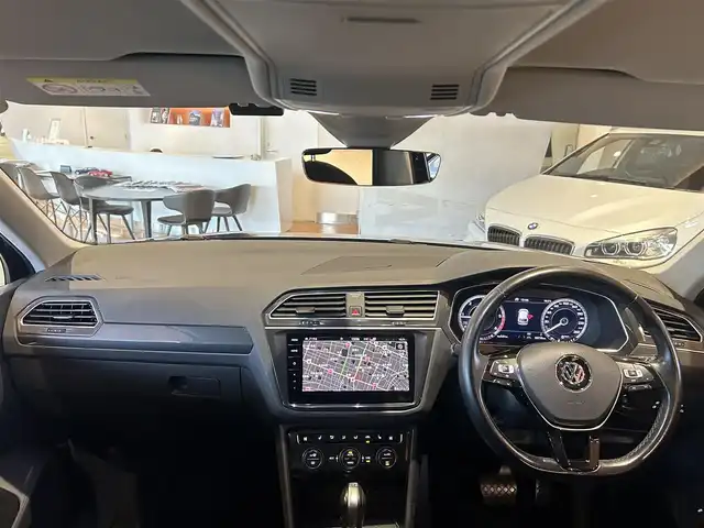 フォルクスワーゲン ティグアン TDI 4モーション ハイライン 道央・札幌 2018(平30)年 5.1万km ディープブラックパールエフェクト テクノロジーパッケージ/　・ヘッドアップディスプレイ/　・DCC/　・ダイナミックライトアシスト/　・パワーテールゲート/オールインセーフティ/　・ACC/　・レーンアシスト/　・トラフィックアシスト/　・サイドアシストプラス/　・360°カメラ/　・パークアシスト/　・リアトラフィックアラート/　・ダイナミックコーナリングライト/LEDヘッドライト/DiscoverProナビ/フルセグTV/CD/DVD/SD/USB/Bluetooth/シートヒーター/デジタルメータークラスター