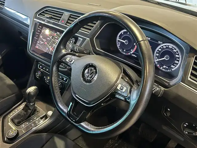 フォルクスワーゲン ティグアン TDI 4モーション ハイライン 道央・札幌 2018(平30)年 5.1万km ディープブラックパールエフェクト テクノロジーパッケージ/　・ヘッドアップディスプレイ/　・DCC/　・ダイナミックライトアシスト/　・パワーテールゲート/オールインセーフティ/　・ACC/　・レーンアシスト/　・トラフィックアシスト/　・サイドアシストプラス/　・360°カメラ/　・パークアシスト/　・リアトラフィックアラート/　・ダイナミックコーナリングライト/LEDヘッドライト/DiscoverProナビ/フルセグTV/CD/DVD/SD/USB/Bluetooth/シートヒーター/デジタルメータークラスター