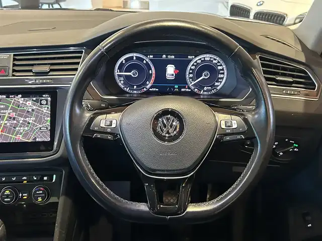 フォルクスワーゲン ティグアン TDI 4モーション ハイライン 道央・札幌 2018(平30)年 5.1万km ディープブラックパールエフェクト テクノロジーパッケージ/　・ヘッドアップディスプレイ/　・DCC/　・ダイナミックライトアシスト/　・パワーテールゲート/オールインセーフティ/　・ACC/　・レーンアシスト/　・トラフィックアシスト/　・サイドアシストプラス/　・360°カメラ/　・パークアシスト/　・リアトラフィックアラート/　・ダイナミックコーナリングライト/LEDヘッドライト/DiscoverProナビ/フルセグTV/CD/DVD/SD/USB/Bluetooth/シートヒーター/デジタルメータークラスター
