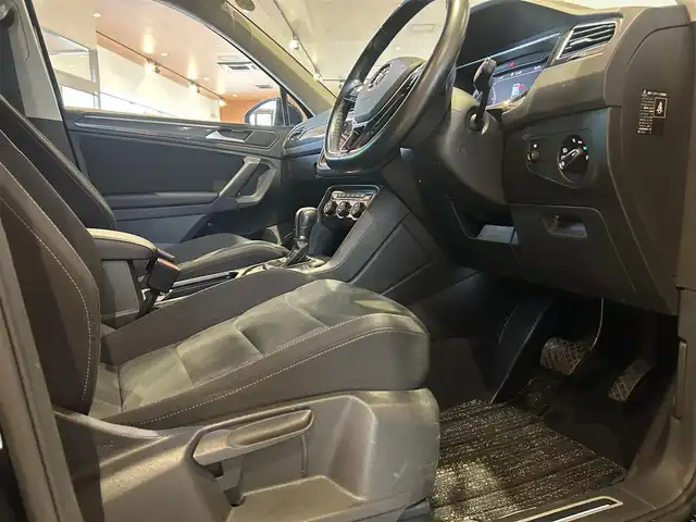 フォルクスワーゲン ティグアン TDI 4モーション ハイライン 道央・札幌 2018(平30)年 5.1万km ディープブラックパールエフェクト テクノロジーパッケージ/　・ヘッドアップディスプレイ/　・DCC/　・ダイナミックライトアシスト/　・パワーテールゲート/オールインセーフティ/　・ACC/　・レーンアシスト/　・トラフィックアシスト/　・サイドアシストプラス/　・360°カメラ/　・パークアシスト/　・リアトラフィックアラート/　・ダイナミックコーナリングライト/LEDヘッドライト/DiscoverProナビ/フルセグTV/CD/DVD/SD/USB/Bluetooth/シートヒーター/デジタルメータークラスター