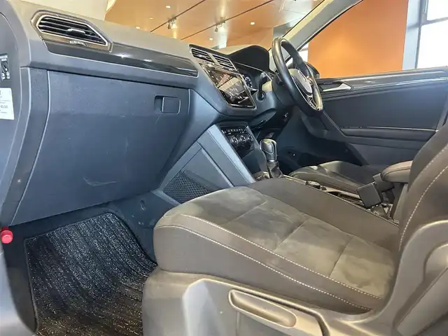 フォルクスワーゲン ティグアン TDI 4モーション ハイライン 道央・札幌 2018(平30)年 5.1万km ディープブラックパールエフェクト テクノロジーパッケージ/　・ヘッドアップディスプレイ/　・DCC/　・ダイナミックライトアシスト/　・パワーテールゲート/オールインセーフティ/　・ACC/　・レーンアシスト/　・トラフィックアシスト/　・サイドアシストプラス/　・360°カメラ/　・パークアシスト/　・リアトラフィックアラート/　・ダイナミックコーナリングライト/LEDヘッドライト/DiscoverProナビ/フルセグTV/CD/DVD/SD/USB/Bluetooth/シートヒーター/デジタルメータークラスター