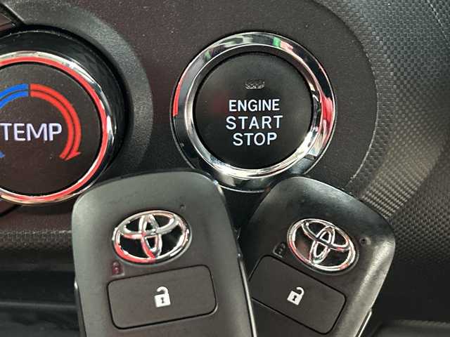 トヨタ ライズ Z 神奈川県 2022(令4)年 4.5万km ブラックマイカメタリック スマートアシスト/純正7インチSDナビ（NSCN-W68）/(Am/FM/CD/SD/Bluetooth/フルセグ/AUX)/前後ドライブレコーダー/ブラインドスポットモニター/衝突被害軽減システム/車線逸脱警報/バックカメラ/レーダークルーズコントロール/横滑り防止装置/ETC/アイドリングストップ/LEDヘッドライト/フォグランプ/オートライト/ウィンカーミラー/電動格納ミラー/純正17インチAW/シートヒーター/シートリフター/プッシュスタート/スマートキー/フロアマット/スペアキー/取扱説明書/保証書