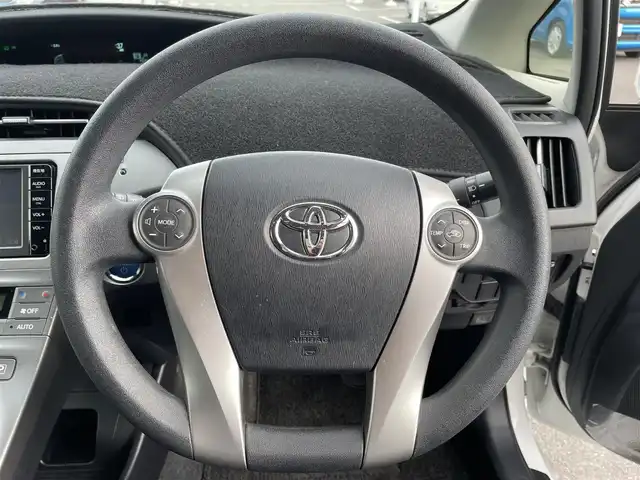 トヨタ プリウス S 栃木県 2015(平27)年 5万km ホワイトパールクリスタルシャイン 純正7インチナビ/フルセグTV/Bluetooth/AM/FM/TVキャンセラー/バックカメラ/ビルトインETC/スマートキー×2/プッシュEgスタート/ステアリングリモコン/ハロゲンライト/HIDフォグランプ/社外17インチAW/横滑り防止装置/キセノンフォグ/ドアバイザー/電動格納ミラー