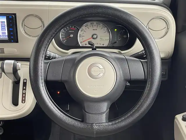 ダイハツ ミラ ココア X 道央・札幌 2013(平25)年 4.2万km ブラックマイカメタリック ・４WD/・社外メモリナビ/・バックカメラ/・ＥＴＣ/・前後ドライブレコーダー/・オートエアコン/・社外フロアマット/・電動格納ミラー/・社外エンジンスターター/・パワーウインドウ/・社外アルミホイール/・ハロゲンヘッドライト/・プッシュスタート/・スマートキー