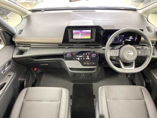 日産 セレナ ハイウェイスター V 道央・札幌 2023(令5)年 1.8万km プリズムホワイト ・4WD/・社外SDナビ・DVD・CD・SD・BT/・ワンセグTV/・全方位カメラ/・プロパイロット/・両側パワースライドドア/・ハンズフリーオートスライドドア/・デジタルインナーミラー/・エマージェンシーブレーキ/・ハンドル支援/・側方支援/・後方支援/・緊急支援/・先行車発進お知らせ/・標識検知支援/・駐車支援/・ふらつき警報/・横滑り防止/・パドルシフト/・ハンドルヒーター/・フロント＆セカンドシートヒーター/・ステアリングスイッチ/・LEDヘッドライト/・アイドリングストップ/・ヘッドライトレベライザー/・ビルトインETC/・プッシュスタート/・スマートキー/・革巻きステアリング