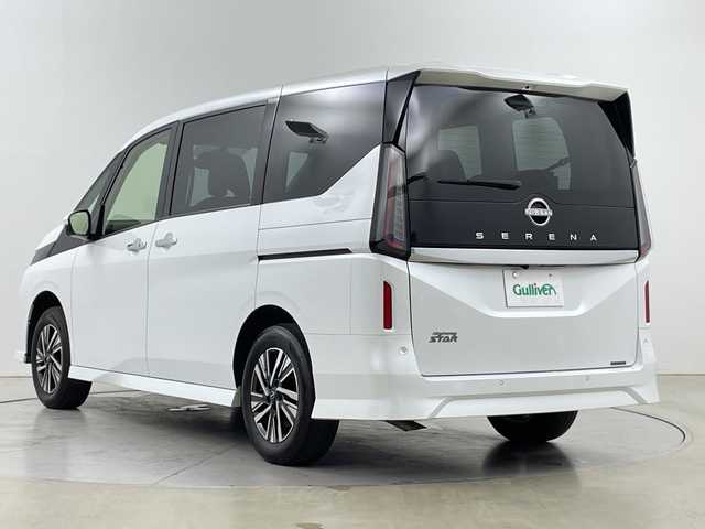 日産 セレナ ハイウェイスター V 道央・札幌 2023(令5)年 1.8万km プリズムホワイト ・4WD/・社外SDナビ・DVD・CD・SD・BT/・ワンセグTV/・全方位カメラ/・プロパイロット/・両側パワースライドドア/・ハンズフリーオートスライドドア/・デジタルインナーミラー/・エマージェンシーブレーキ/・ハンドル支援/・側方支援/・後方支援/・緊急支援/・先行車発進お知らせ/・標識検知支援/・駐車支援/・ふらつき警報/・横滑り防止/・パドルシフト/・ハンドルヒーター/・フロント＆セカンドシートヒーター/・ステアリングスイッチ/・LEDヘッドライト/・アイドリングストップ/・ヘッドライトレベライザー/・ビルトインETC/・プッシュスタート/・スマートキー/・革巻きステアリング